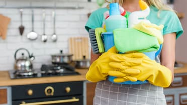 El truco de limpieza que muchos desconocen: el ingrediente de cocina que se debe tirar al piso antes de trapear