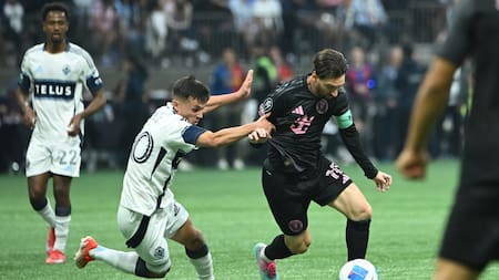 Lionel Messi ante Andrés Cubas en la Concachampions. Foto: REUTERS.