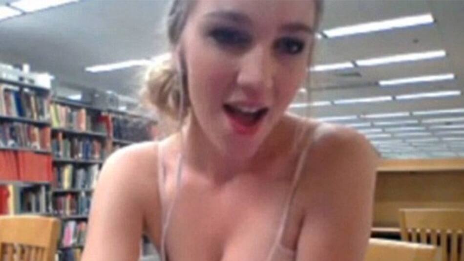 Estudiante graba video porno en una biblioteca