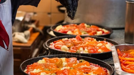 Una emblemática pizzería de Buenos Aires abre sus puertas como nunca antes.
