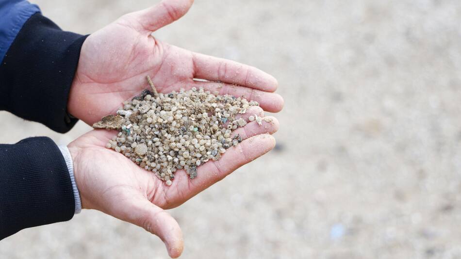 Las playas de Tarragona reciben el rastro de pellets de los gigantes del plástico. Foto EFE