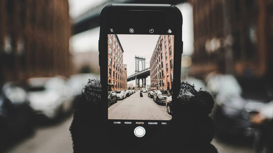 Usar el celular con guantes. Foto: Unsplash