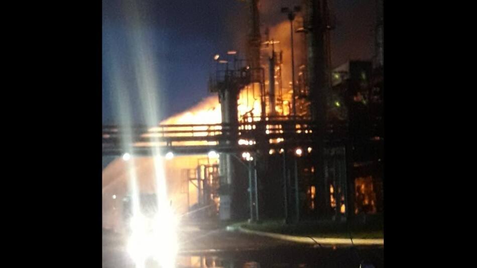 Incendio de magnitud en destilería de Bahía Blanca