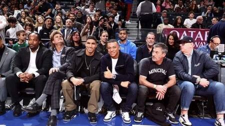 Mbappé en el partido de la NBA. Foto: NA.