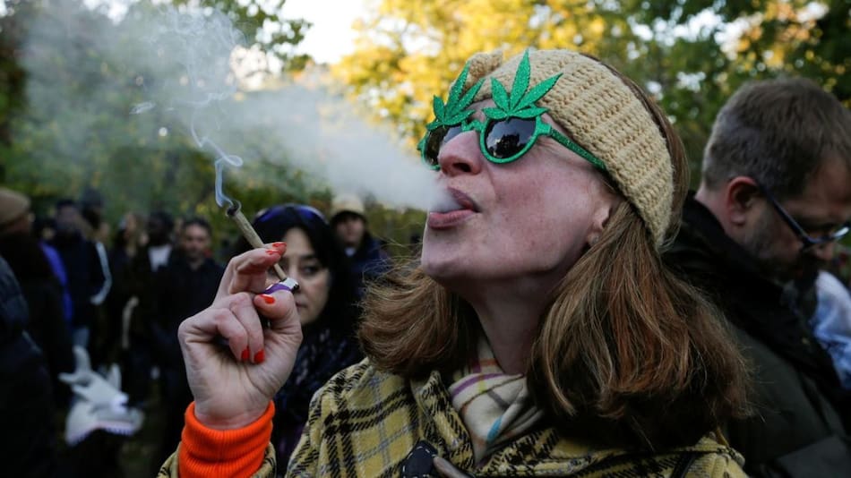 Una mujer fumando marihuana. Foto: REUTERS