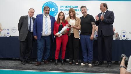 Gustavo Menéndez entregó los títulos a los graduados 2024 de la Universidad Nacional del Oeste