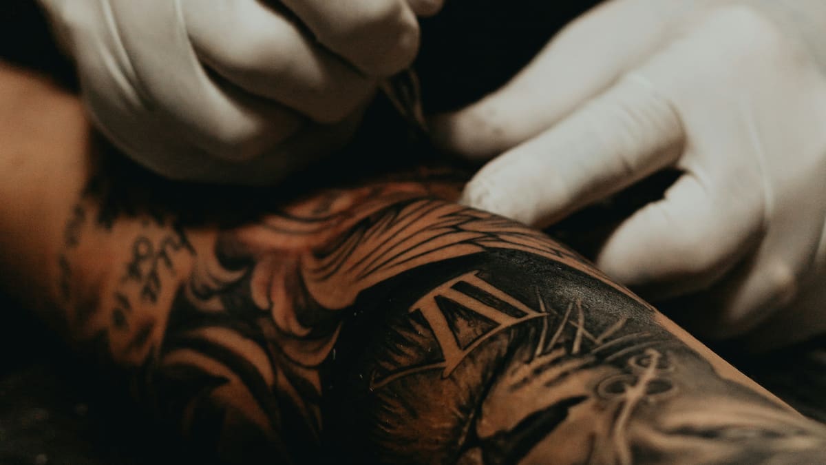 Por qué los médicos piden incluir los tatuajes en la historia clínica.
