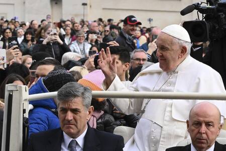El papa saludando en la audiencia general. Foto EFE.