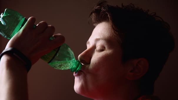 Los dos trucos virales que prometen mantener el gas en las gaseosas abiertas: ¿funcionan realmente?