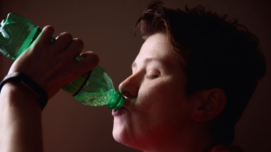 Dos formas simples y virales para que tus bebidas con gas duren más tiempo. Foto: Unsplash.