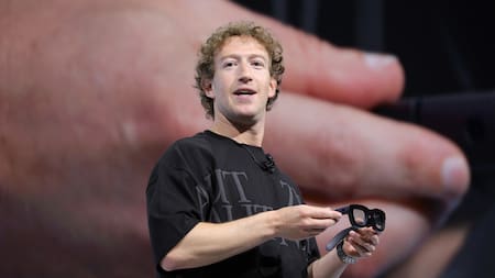 Mark Zuckerberg con las gafas inteligentes. Foto: Reuters.