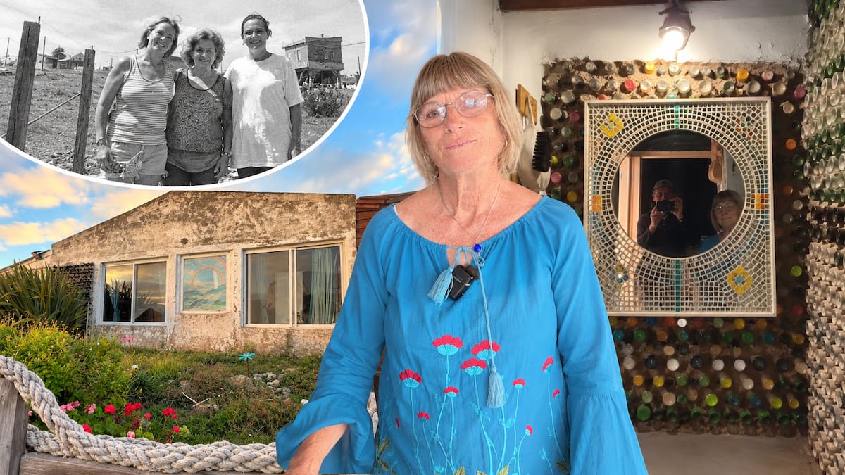 Tenía solo US$900 para comprar un terreno en la Costa Atlántica: vendió historietas del Pato Donald por US$1.800 y construyó su casa con 14.500 botellas
