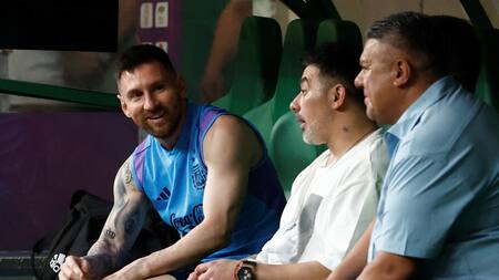 Lionel Messi, Ezequiel Lavezzi y Claudio Chiqui Tapia en una gira de la Selección. Foto: NA