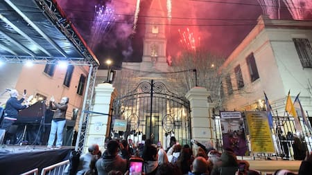 Miles de fieles agradecen y piden a San Cayetano, el patrono del pan y del trabajo: las mejores fotos