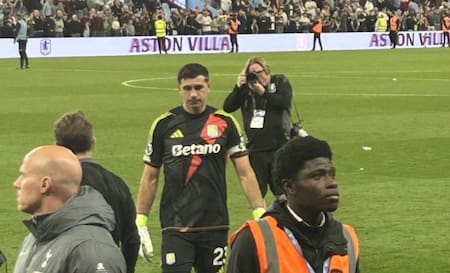 La emoción del Dibu Martínez. Foto: X @tkenny46