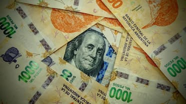 A cuánto cerró el dólar tras la firma del swap y el anuncio de la recompra de deuda