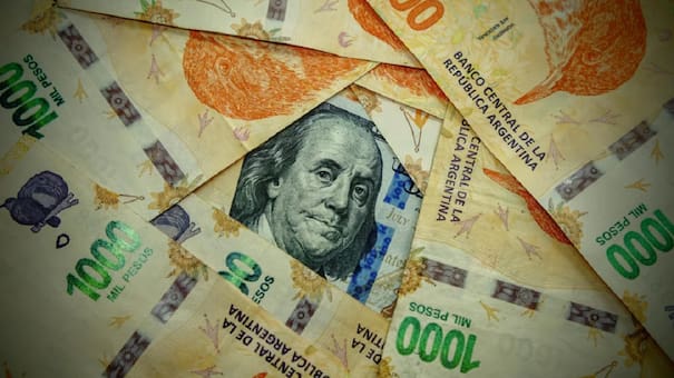 A cuánto cerró el dólar tras la firma del swap y el anuncio de la recompra de deuda