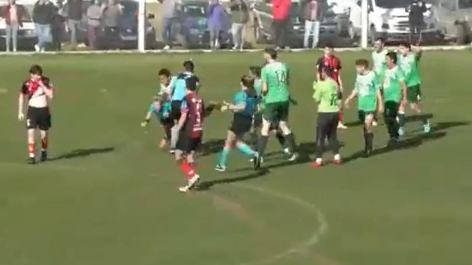Árbitro golpeada en partido de Gonzales Chaves, NA
