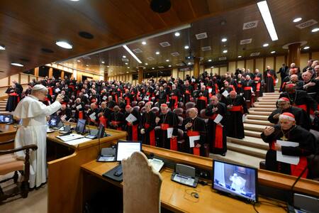 León XIV ante cardenales en el Vaticano. Foto: REUTERS.