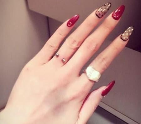Lo último: Piercing en los dedos como anillos de boda