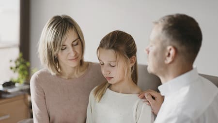 Los padres deben acompañar a sus hijos durante la adolescencia con apoyo, empatía y contención. Foto Freepik