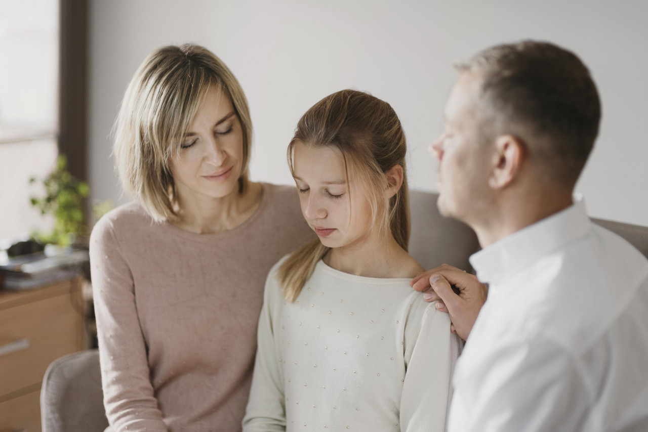 Los padres deben acompañar a sus hijos durante la adolescencia con apoyo, empatía y contención. Foto Freepik