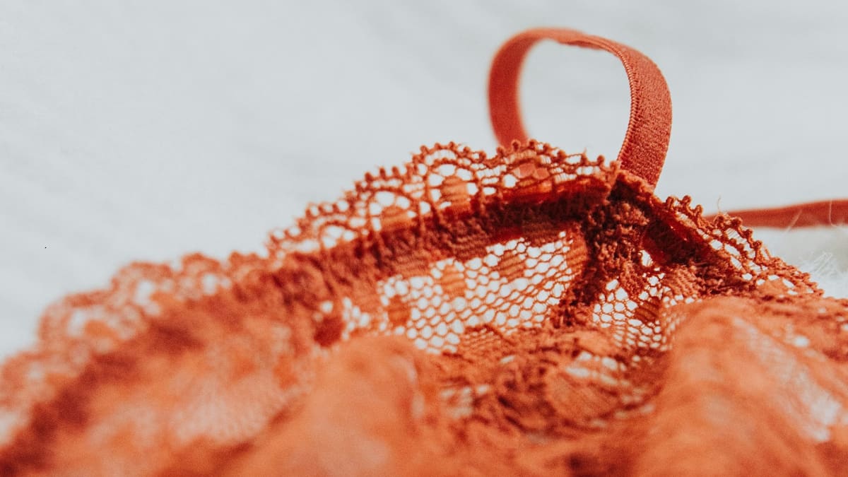 Ropa interior roja. Foto: Unsplash