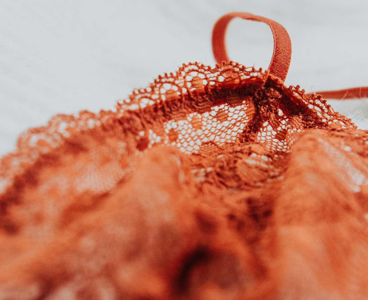 Ropa interior roja. Foto: Unsplash