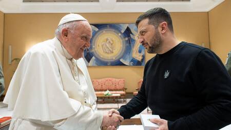 Volodimir Zelenski junto al papa Francisco. Foto: Reuters.