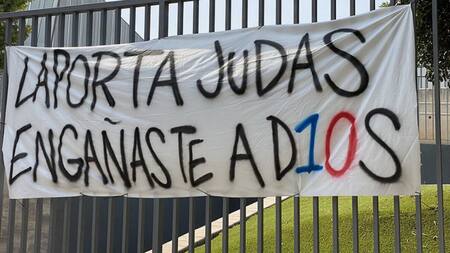 Furia de hinchas de Barcelona contra Laporta por salida de Messi, NA