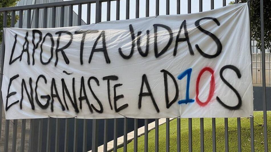 Furia de hinchas de Barcelona contra Laporta por salida de Messi, NA