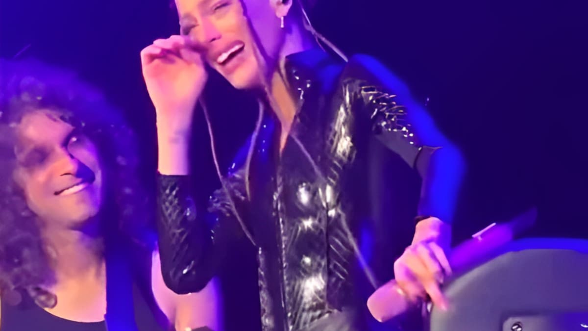 La emoción de Tini Stoessel al escuchar el mensaje. Foto: captura de pantalla.
