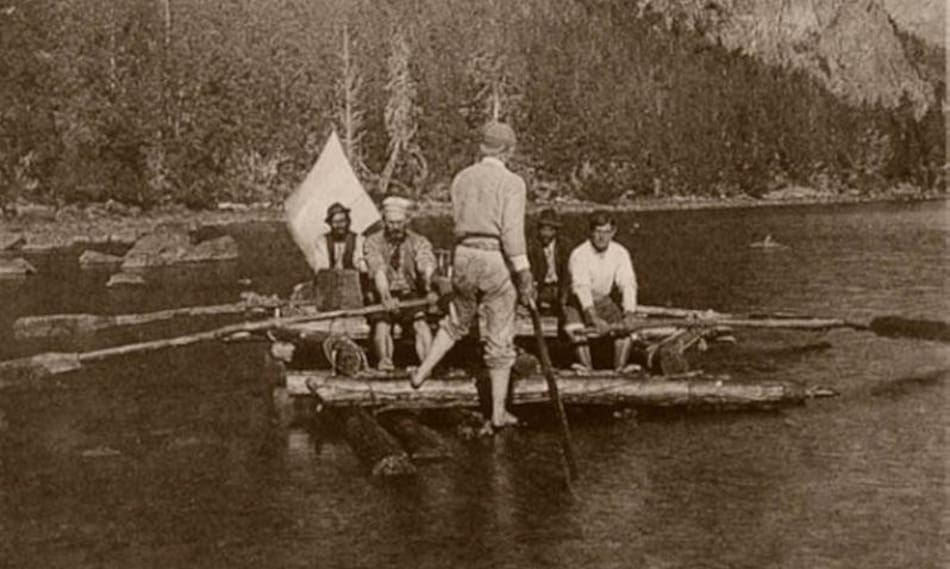 Navegando por el Lago Traful en 1896, a la izquierda Moreno manejando un remo