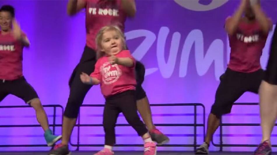 Nena de 5 años baila zumba