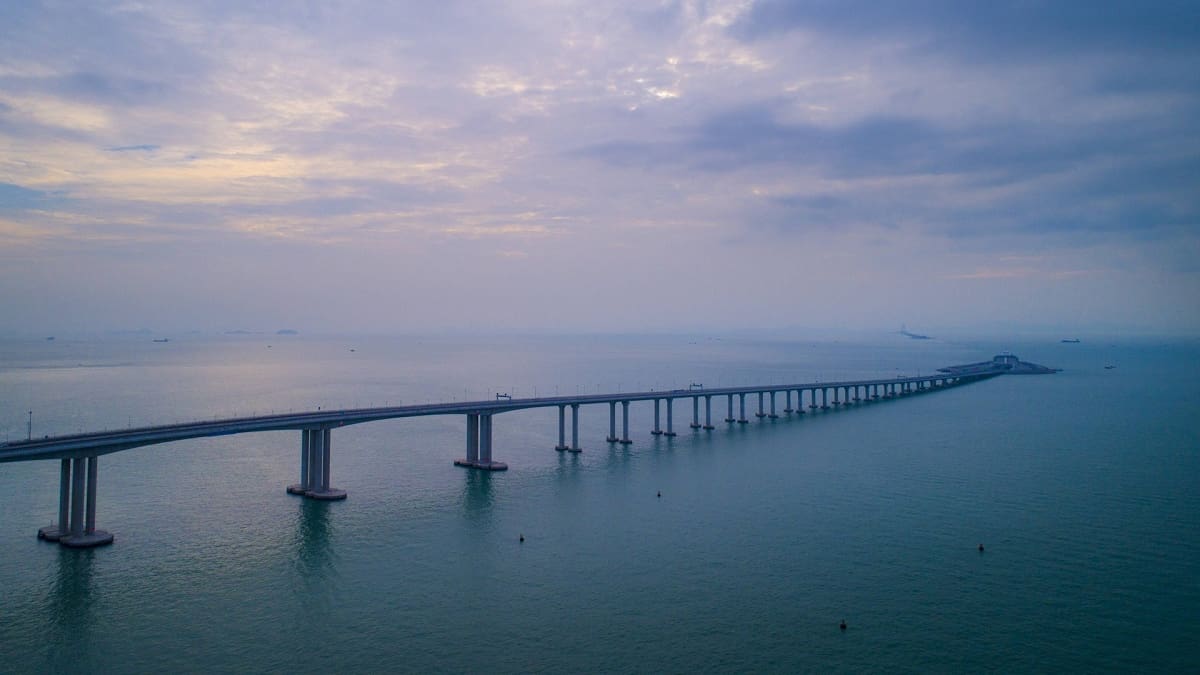 La megaconstrucción de China que desafía todos los límites: tiene 55 kilómetros y conecta tres ciudades con un túnel bajo el mar