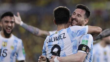 Julián Álvarez y Lionel Messi. Foto: REUTERS