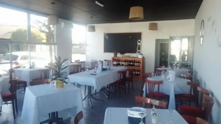 El interior de "Sal y Pimienta", el resto situado en Daireaux. Foto: Instagram @salypimientadx