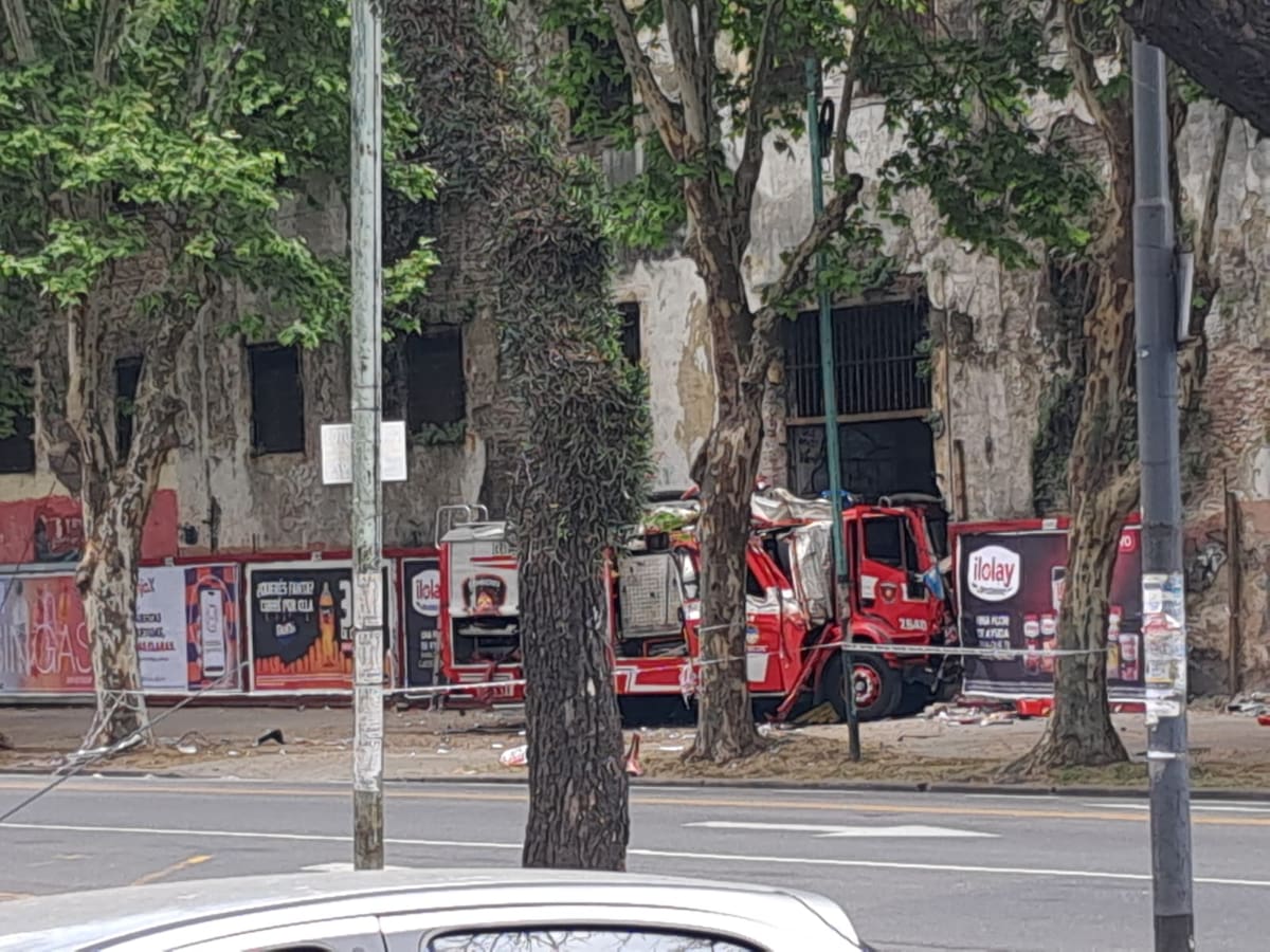 Un autobomba de los Bomberos de la Ciudad de Buenos Aires chocó en Parque Patricios e impactó contra la ex Cárcel de Caseros