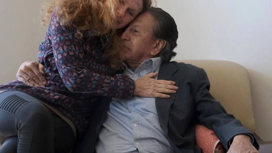 Alejandro Toledo junto a su esposa antes de entregarse a la justicia. Foto: EFE.