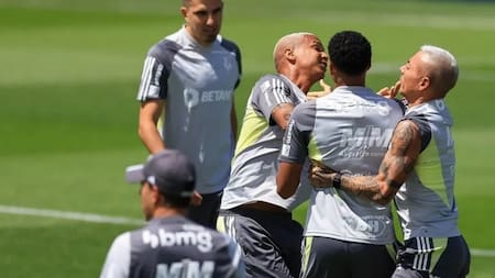 Cruce entre Deyverson y Eduardo Vargas en el entrenamiento del Atlético Mineiro en la previa a la final de la Copa Libertadores. Foto: Gentileza Buda Mendes.
