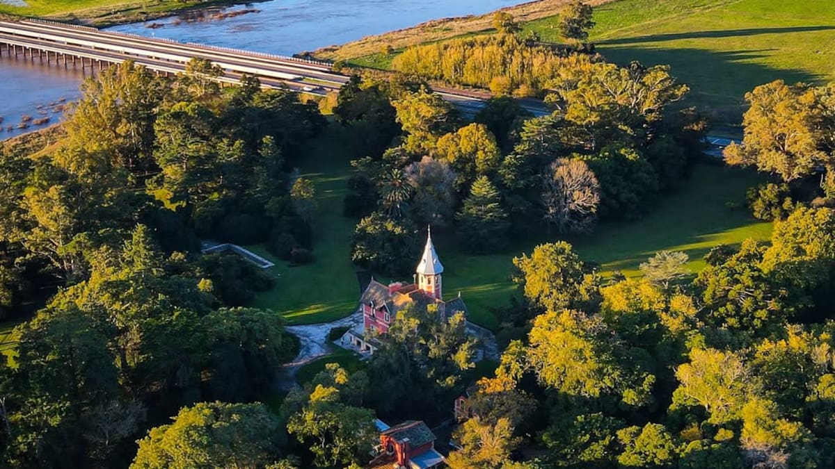 El castillo bonaerense que te transportará a la Belle Époque: así es la estancia que ofrece parrilladas familiares y tours botánicos