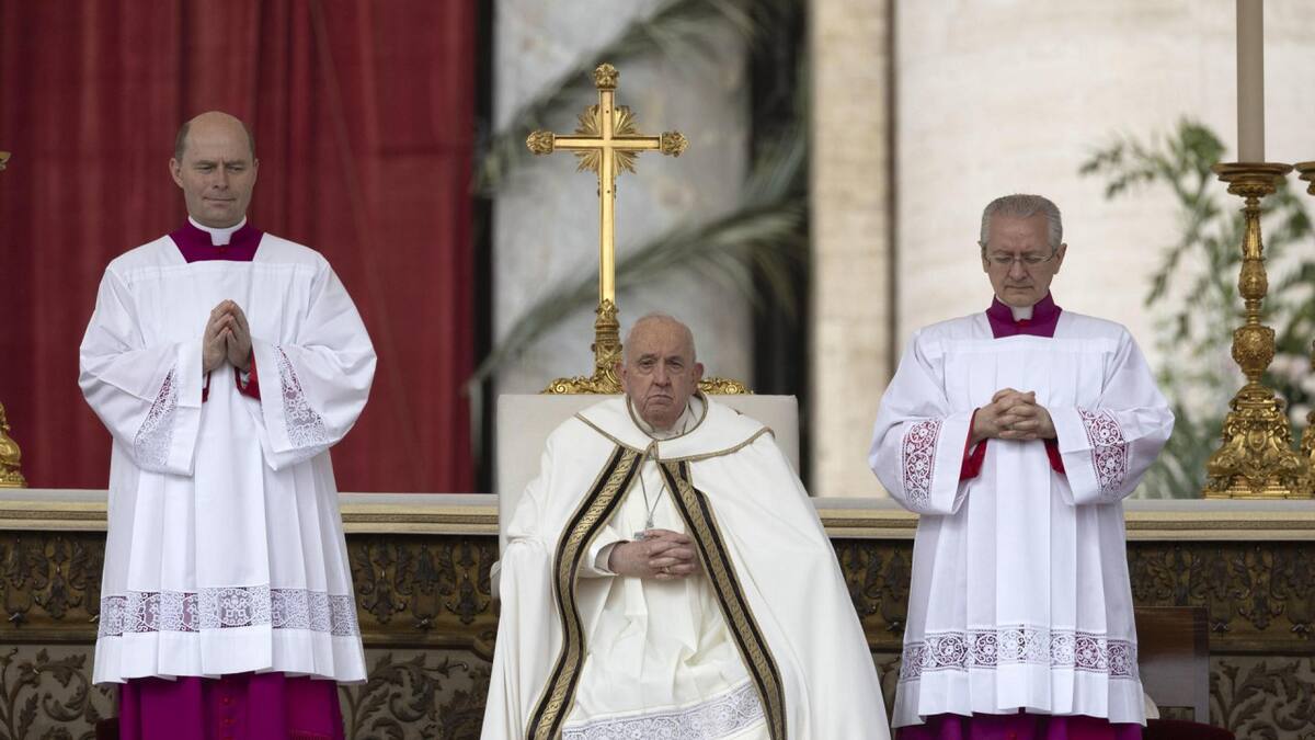 El papa presidió la misa del Domingo de Resurrección en la plaza de San Pedro. EFE