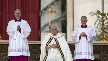 El papa presidió la misa del Domingo de Resurrección en la plaza de San Pedro. EFE