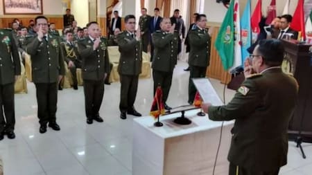 La toma de juramento de los cuatro jefes departamentales y dos directores generales de la Policía Boliviana. Foto: Gentileza Asuntos Centrales.