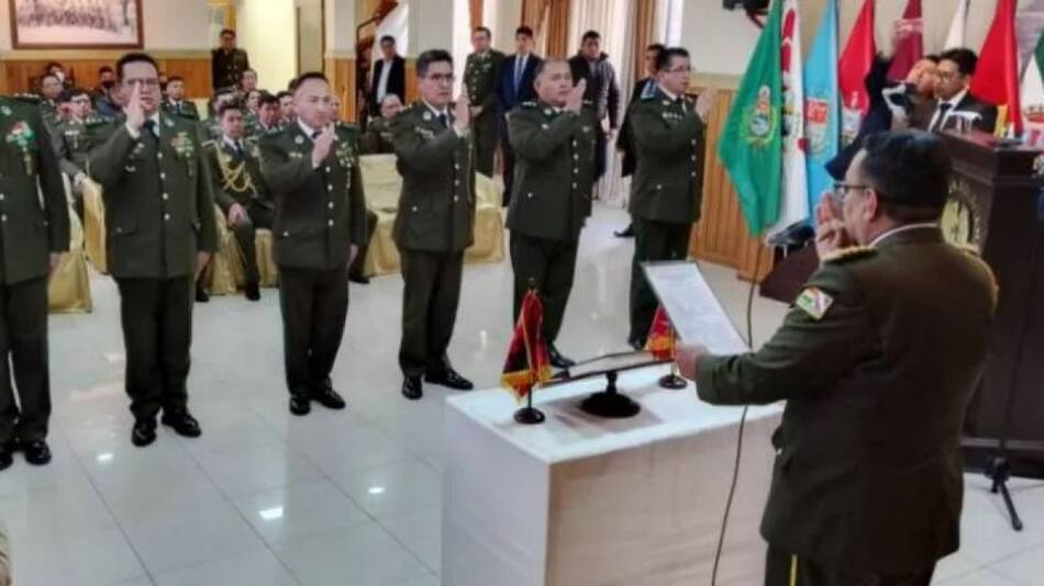 La toma de juramento de los cuatro jefes departamentales y dos directores generales de la Policía Boliviana. Foto: Gentileza Asuntos Centrales.