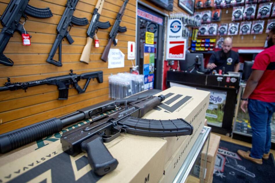 Control de armas. Foto: EFE