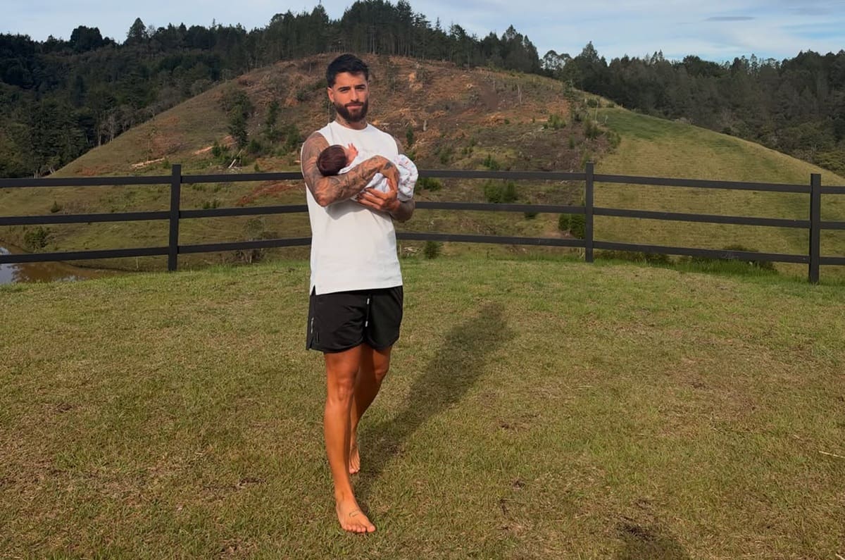 Maluma en un campo con su bebé.