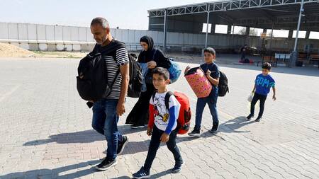 Evacuación por el paso de Rafah. Foto: Reuters.