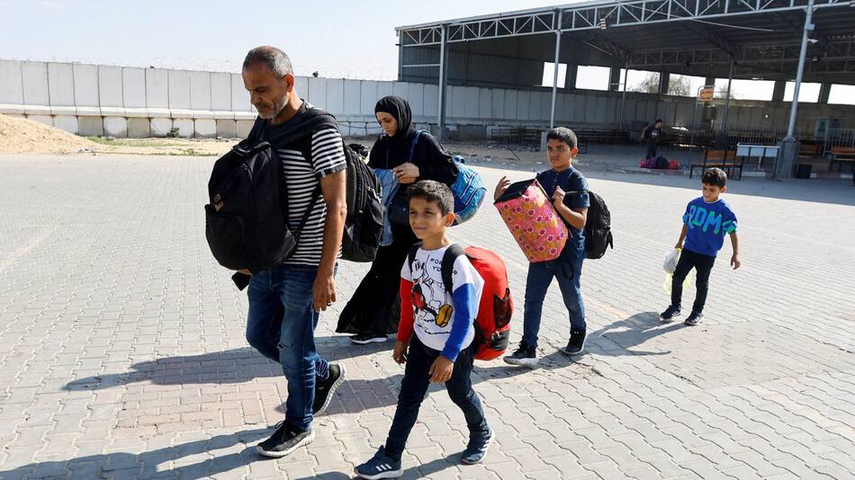 Evacuación por el paso de Rafah. Foto: Reuters.