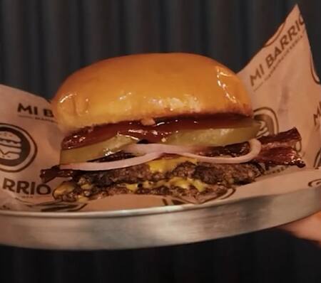 Una de las hamburguesas de Mi Barrio. Foto: Captura Instagram mibarriohamburgueseria.